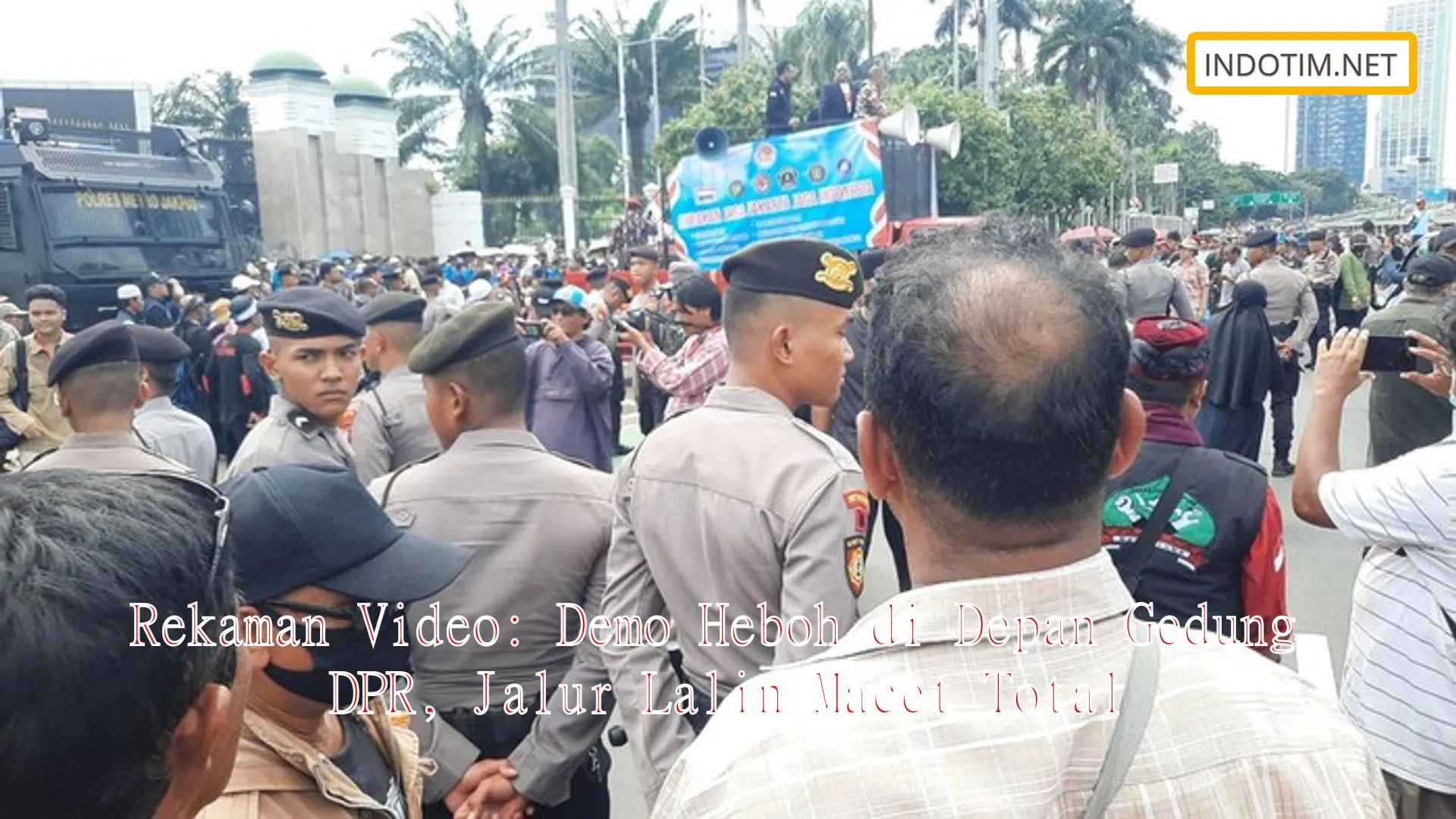 Rekaman Video: Demo Heboh di Depan Gedung DPR, Jalur Lalin Macet Total