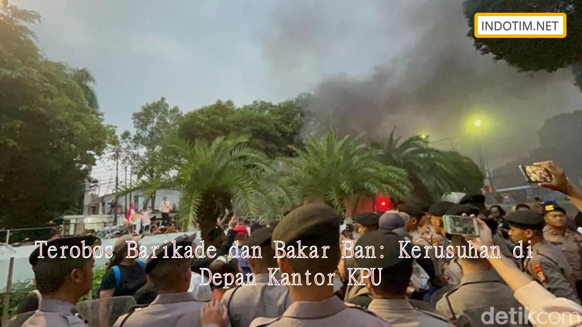 Terobos Barikade dan Bakar Ban: Kerusuhan di Depan Kantor KPU