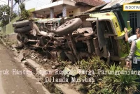 Truk Hantam Jalan Rusak, Warga Parungpanjang Dilanda Musibah