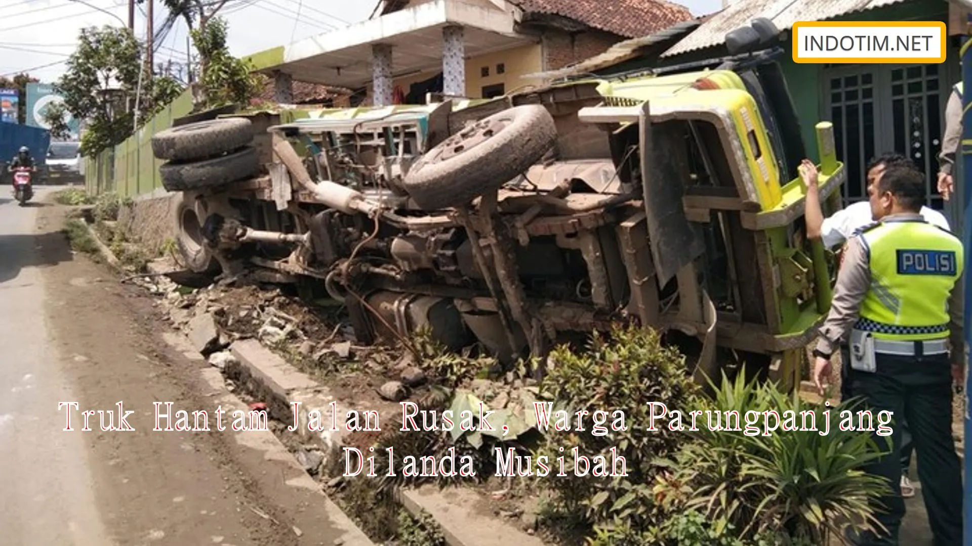 Truk Hantam Jalan Rusak, Warga Parungpanjang Dilanda Musibah