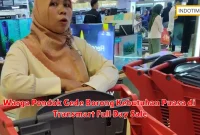 Warga Pondok Gede Borong Kebutuhan Puasa di Transmart Full Day Sale