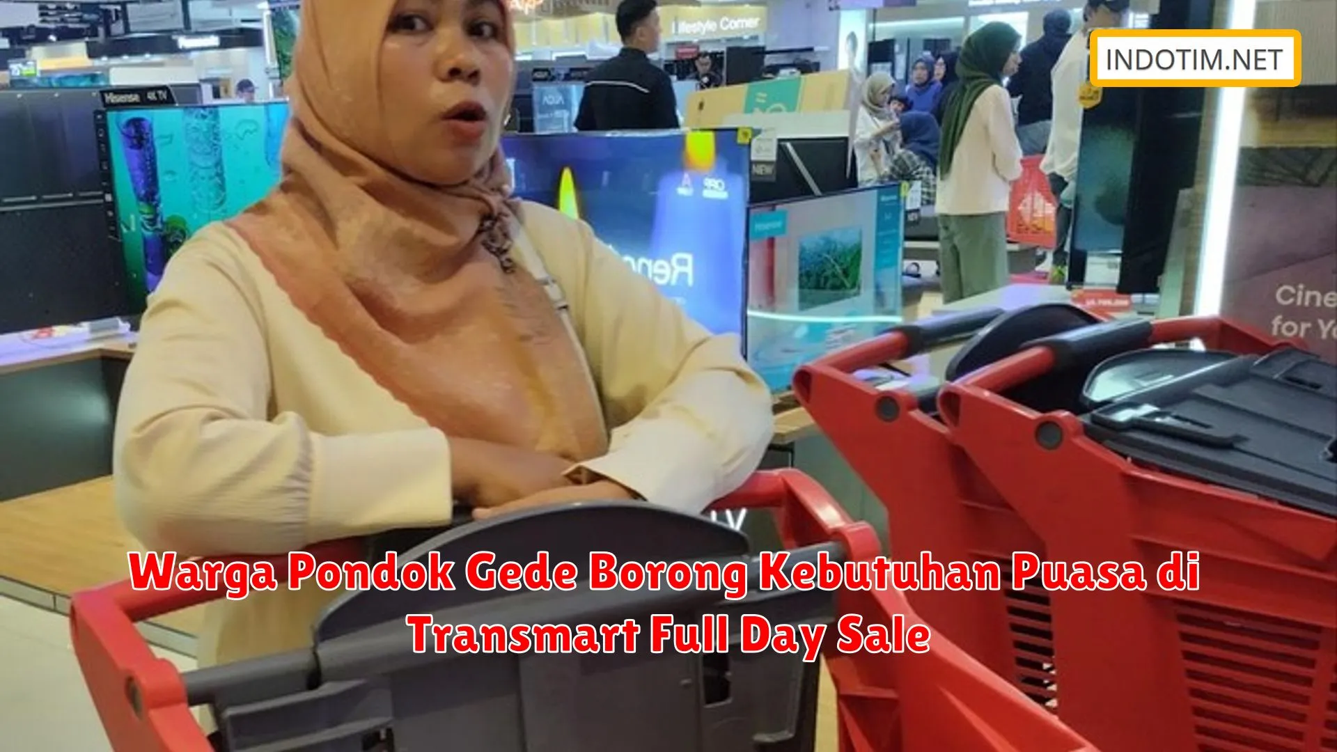 Warga Pondok Gede Borong Kebutuhan Puasa di Transmart Full Day Sale